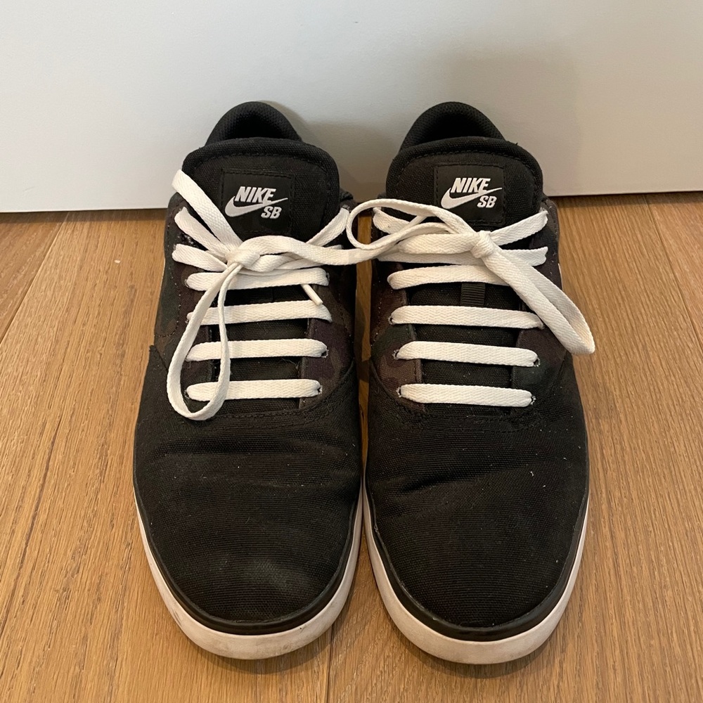 Nike men’s sneakers pre-owned size 11.5